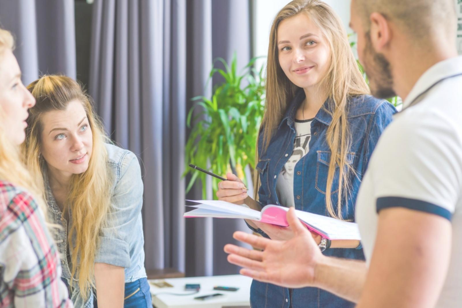 Session de formation en stratégie budgétaire avec des professionnels analysant des données financières